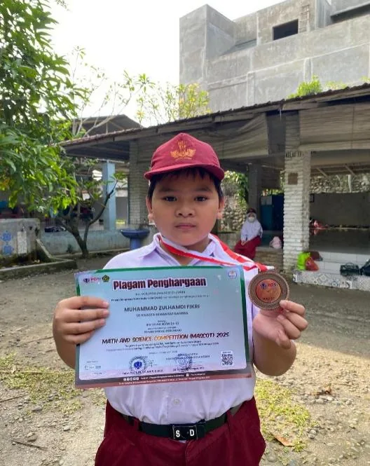 Siswa Sekolah Semangat Bangsa menerima penghargaan