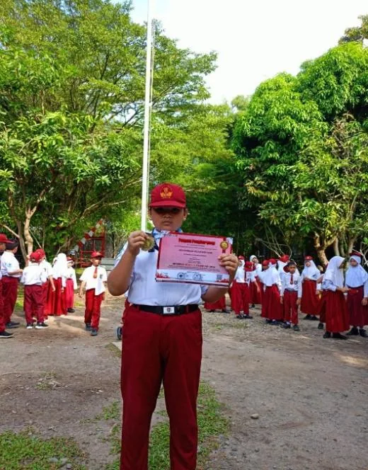 Siswa Sekolah Semangat Bangsa dengan sertifikat prestasi