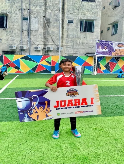 Siswa Sekolah Semangat Bangsa juara sepak bola